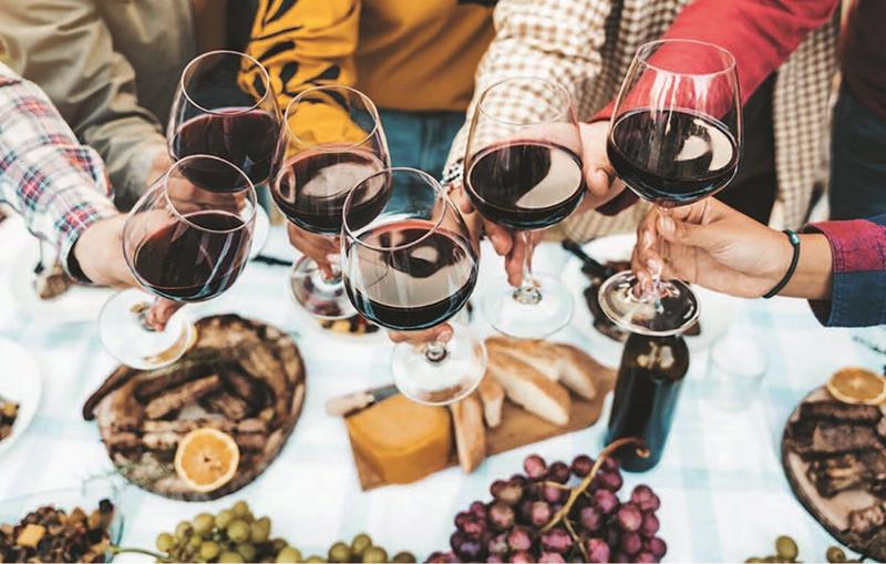 Faut-il ouvrir le vin apporté par vos invités?